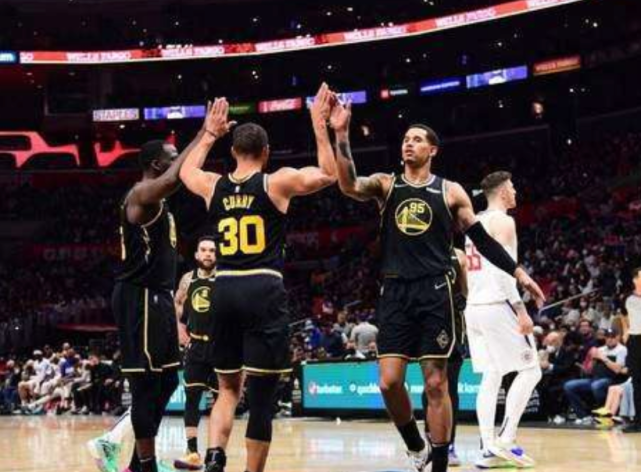  卡尔斯鲁厄快速转换攻守，反击效率惊人斩获胜利